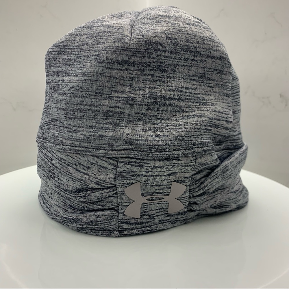 Under armor skull women’s  one size fits all
Heather grey with reflective logo